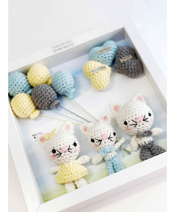 Crochet family frame κίτρινο-σιέλ-γκρι γατάκια/ 3 μέλη Crochet family frame κίτρινο-σιέλ-γκρι γατάκια/ 3 μέλη